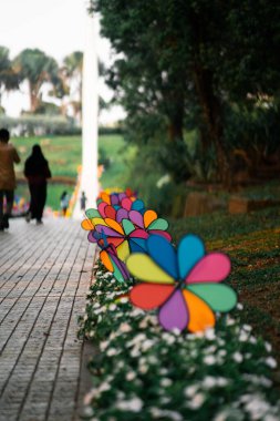 Parkta renkli gökkuşağı fırıldağı.
