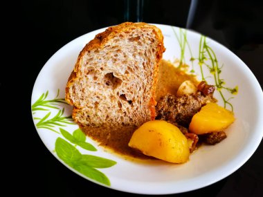 Lezzetli yemekler ve tabakta ekmek.