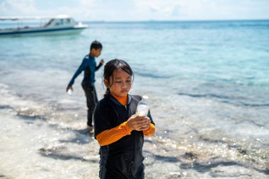 Çocuk oyun oynayarak dışarıyı keşfediyor..