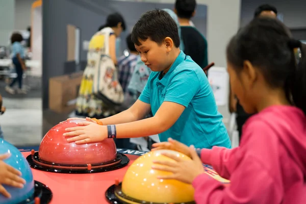 マレーシアのクアラルンプール 2019年9月14日 マレーシアのデジタルフェアで科学実験を体験する子供たち国際貿易展示センター Mitec — ストック写真