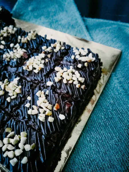 Крупный План Шоколадного Торта Пирожные Квадраты Пропитанные Шоколадом Nutella Грецкие — стоковое фото