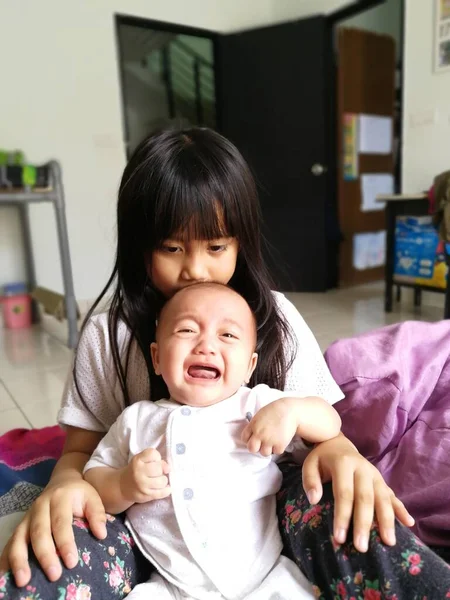 Potret Seorang Bayi Perempuan Asia Yang Lucu Bersama Saudarinya — Stok Foto