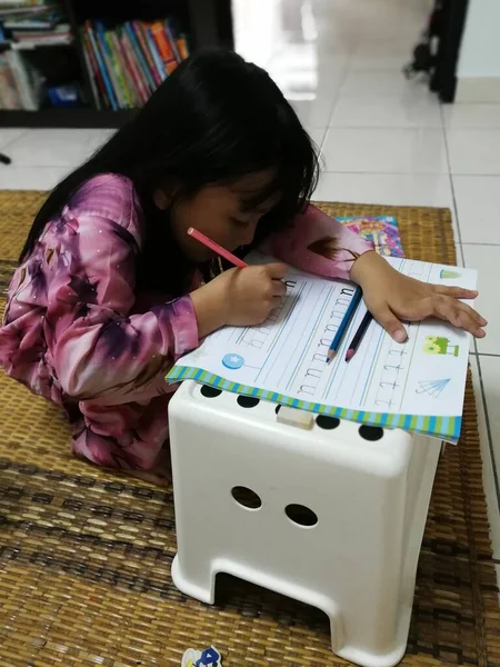 Банги Малайзия Сентября 2017 Года Маленькая Девочка Пишет Белом Листе — стоковое фото