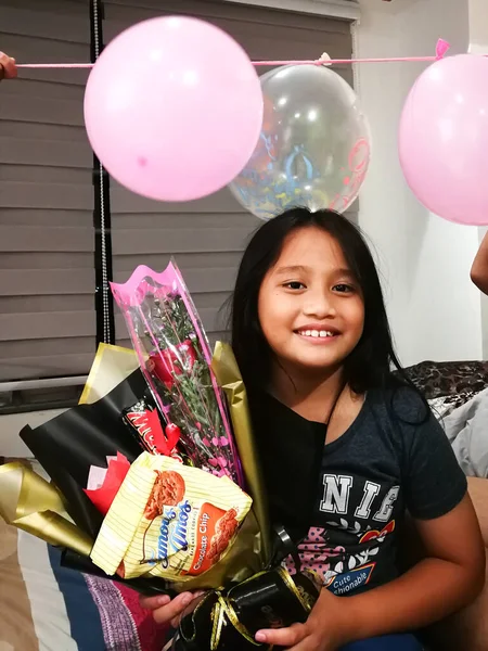 이시아 Selangor Nov 2019 매력적 소녀는 초콜릿 꽃다발을 밤중에 가족에게 — 스톡 사진