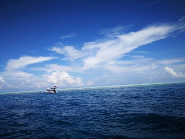 美しい空の下で青い海 センポルナ島 ボルネオ島 サバ州のダークブルーとターコイズ — ストック写真