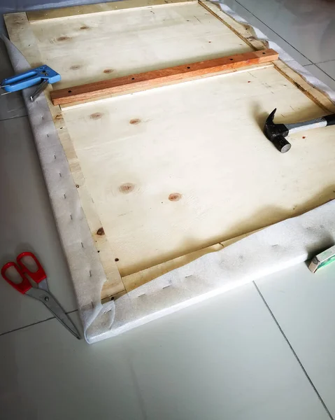 马来西亚吉隆坡 2019年6月8日 一个大木箱被骑上沙发 以配合公寓的工业室内设计 — 图库照片