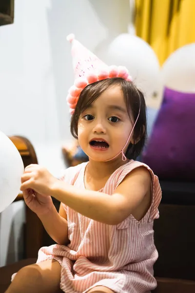 Asiática Niña Está Celebrando Cumpleaños Usando Sombrero Rosa Sosteniendo Globo —  Fotos de Stock