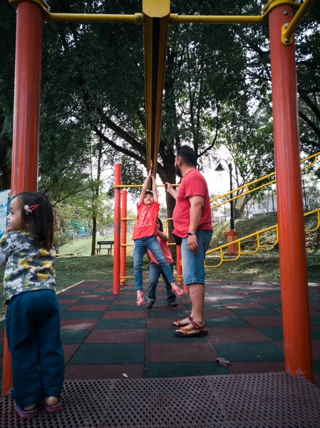 Asiático Família Jogar Macaco Bar Playground Parte Manhã — Fotografia de Stock