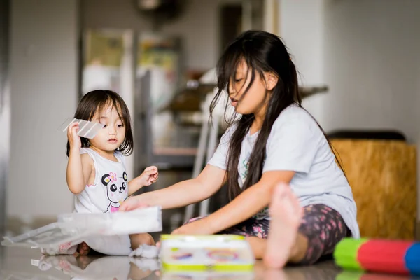 アジアの幼児遊びに家 — ストック写真