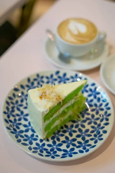 Une Tranche Gâteau Chocolat Sur Assiette Gâteau Gula Melaka Couleur — Photo