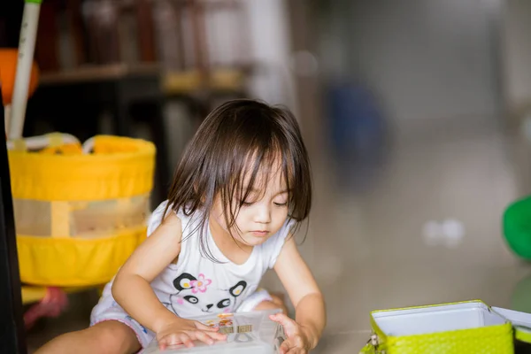 Азиатский Малыш Играет Дома — стоковое фото