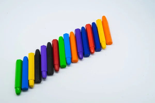 Fournitures Scolaires Crayons Colorés Papeterie Sur Fond Blanc — Photo