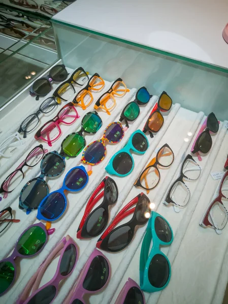 马来西亚邦尼 2019年9月22日 在光学店展出的由时髦眼镜架组成的眼镜展览 — 图库照片