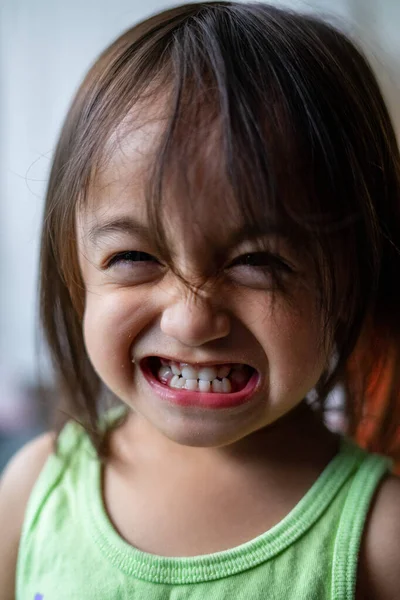 Expressão Extrema Criança Chocada Menina Criança Com Mãos Retrato Criança — Fotografia de Stock