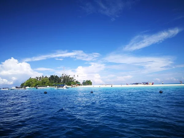 Modré Moře Pod Krásnou Oblohou Tmavě Modrá Tyrkysová Semporných Ostrovech — Stock fotografie