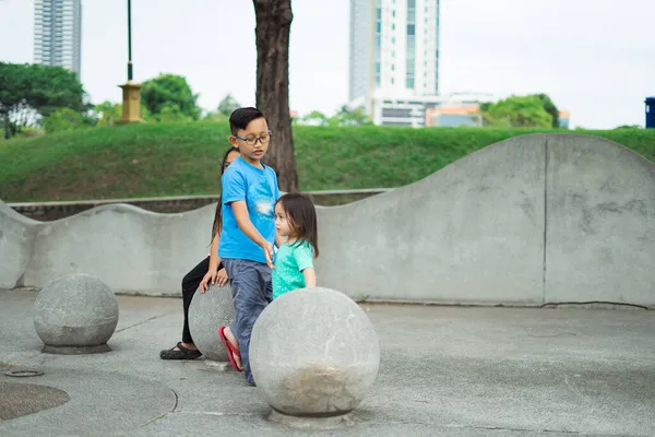Asiatiska Barn Sitter Betong Sfär Bollen Form Parken — Stockfoto
