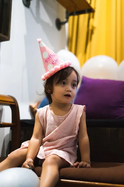 Азиатская Малышка Празднует День Рождения Носит Розовую Шляпу Держит Шарик — стоковое фото