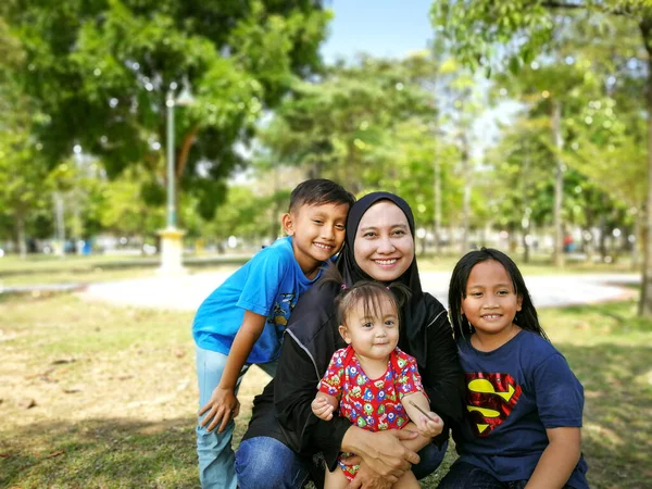 Familia Feliz Con Los Niños Parque —  Fotos de Stock