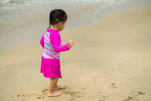 Feliz Asiático Criança Criança Está Correndo Praia — Fotografia de Stock