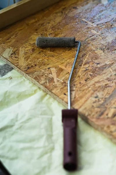 Roller Paint Brush Lacquered Osb Wooden Board Diy Carpenting Construction — Stock Photo, Image