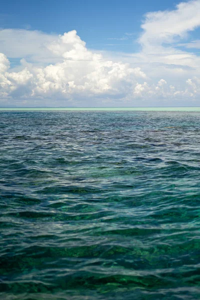 Tres Tonos Mar Bajo Cielo Hermoso Azul Oscuro Verde Turquesa — Foto de Stock