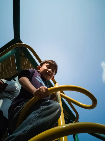 Χαμηλή Γωνία Άποψη Του Ασιατικού Αγοριού Παίζει Στην Παιδική Χαρά — Φωτογραφία Αρχείου