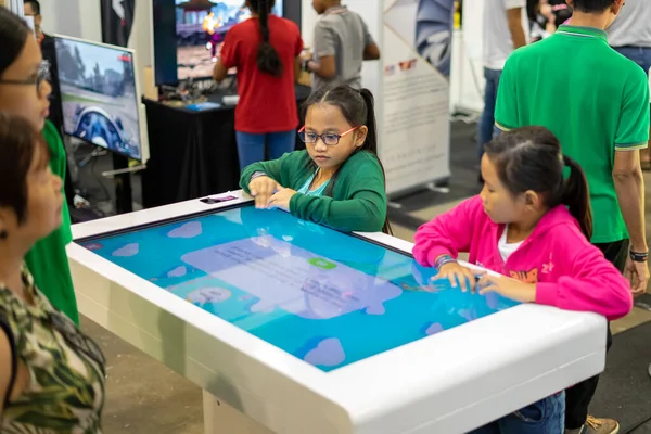 马来西亚吉隆坡 2019年9月14日 孩子们在马来西亚国际贸易与展览中心 Mitec 的马来西亚数字博览会上阅读信息 — 图库照片