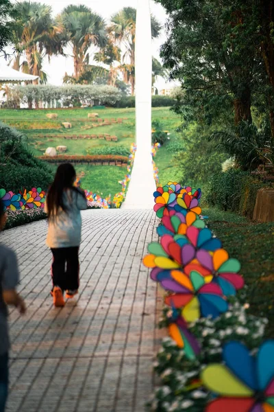Kleurrijke Regenboog Pinwheel Het Park — Stockfoto