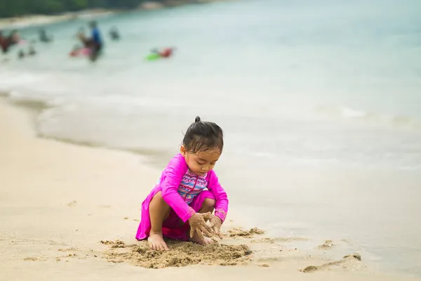Pouco Menina Asiática Jogando Praia Férias Relaxar Conceito — Fotografia de Stock