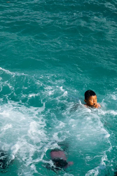 Chłopiec Pływanie Morzu Tle Natury — Zdjęcie stockowe