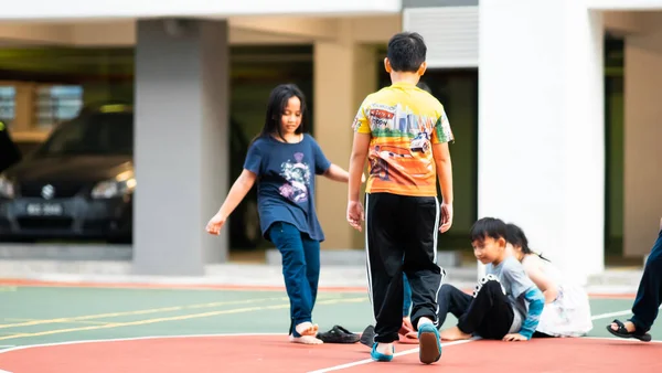 Bangi Malezja Lipca 2019 Dzieci Szczęśliwie Bawią Się Boisku Koszykówki — Zdjęcie stockowe