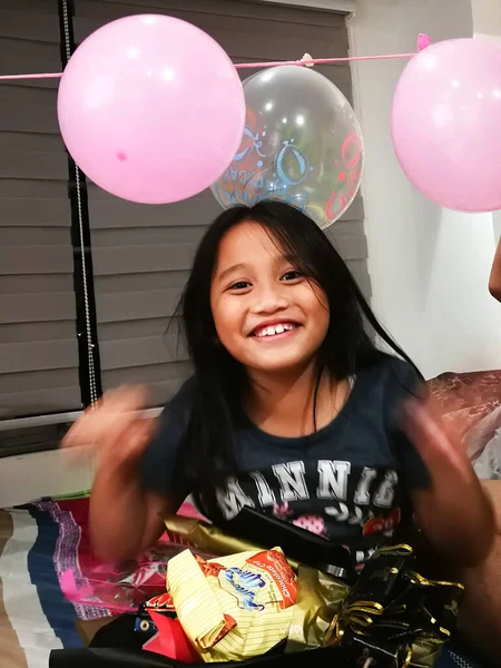이시아 Selangor Nov 2019 매력적 소녀는 초콜릿 꽃다발을 밤중에 가족에게 — 스톡 사진