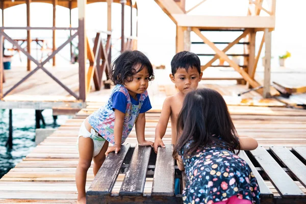 Semporna Malajzia November 2019 Gyerekek Együtt Játszanak Vízi Faházban Egang — Stock Fotó