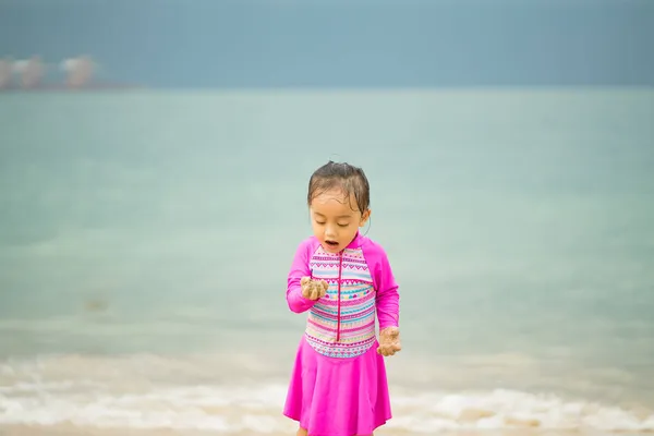 Liten Asiatisk Flicka Som Leker Stranden Semester Och Koppla Koncept — Stockfoto