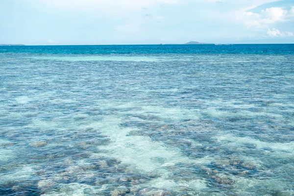 Mer Bleue Peu Profonde Avec Récif Corallien Nuages Duveteux Horizon — Photo