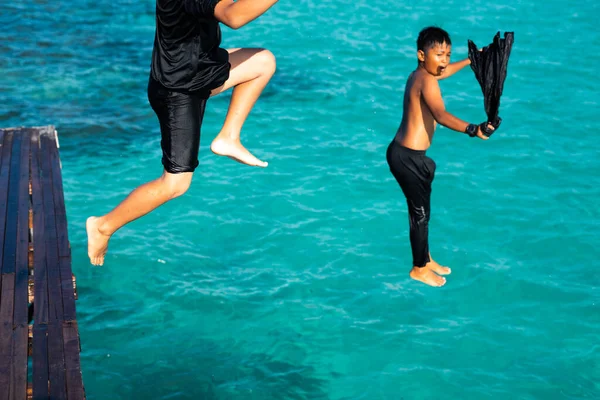Semporna Malasia Noviembre 2019 Los Niños Saltan Agua Desde Muelle — Foto de Stock