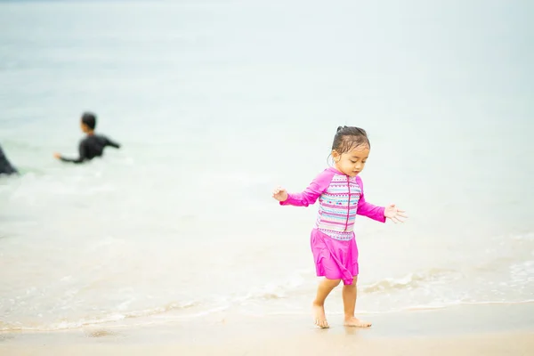 Feliz Asiático Criança Criança Está Correndo Praia — Fotografia de Stock