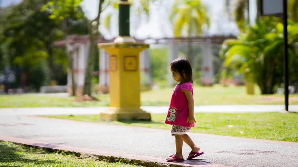 Pembe Elbiseli Şirin Kız Gündüz Vakti Parkta Oynuyor — Stok fotoğraf