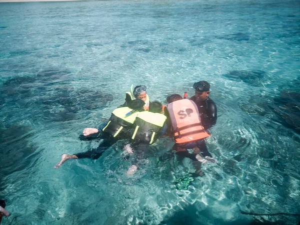 Les Gens Masque Plongée Avec Tuba Plongent Sous Eau Avec — Photo