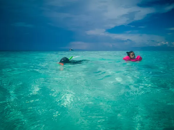 Menschen Mit Schnorchelmaske Tauchen Unter Wasser Mit Tropischen Fischen Meerwasserpool — Stockfoto