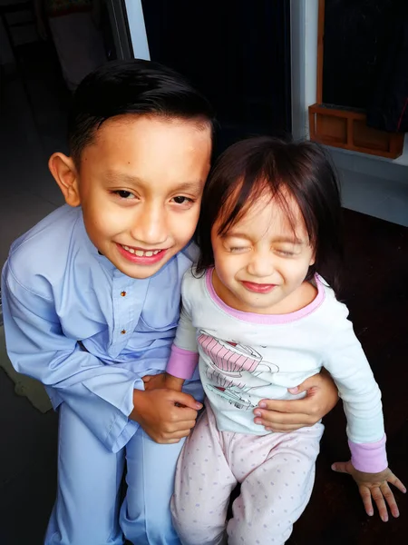 아시아인 형제와 아장아장 여동생의 초상화 사랑은 유대를 개념입니다 의상을 — 스톡 사진