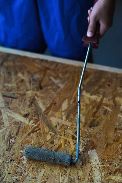 ローラー塗装ブラシ漆塗りのオーブン板 Diy 建設の概念 — ストック写真