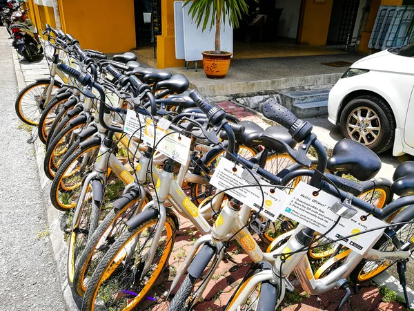 Biciclette Parcheggiate Sulla Strada Luogo Viaggio Sullo Sfondo — Foto Stock