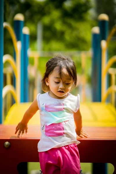 Χαριτωμένο Μικρό Ασιατικό Ετών Κοριτσάκι Στην Παιδική Χαρά — Φωτογραφία Αρχείου