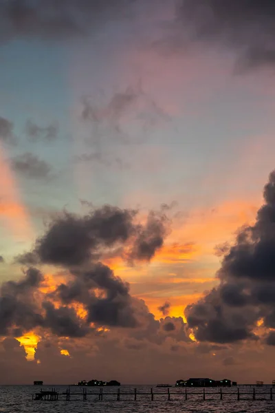 Tramonto Raggio Sole Sul Mare Aperto Con Belle Nuvole — Foto Stock