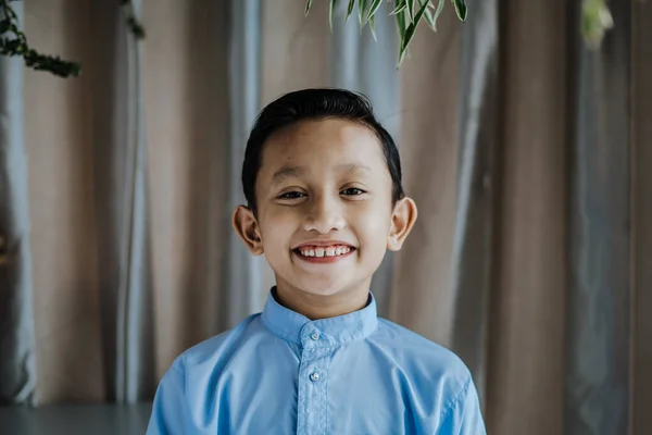 Πορτρέτο Του Όμορφου Νοτιοασιάτη Αγοριού Που Στέκεται Και Χαμογελάει Μαλαισιανός — Φωτογραφία Αρχείου