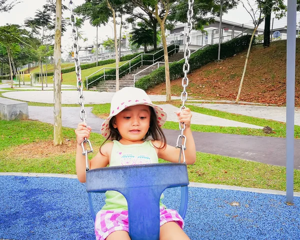 Фото Двухлетней Азиатки Шляпе Качелях Детской Площадке — стоковое фото
