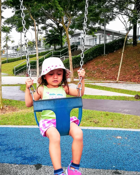 Фото Двухлетней Азиатки Шляпе Качелях Детской Площадке — стоковое фото