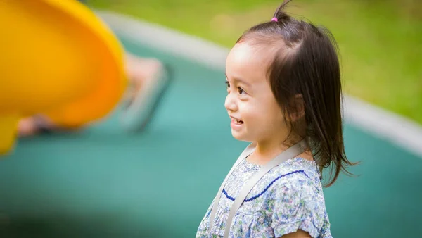 Счастливый Азиатский Малыш Играет Свежем Воздухе Парке — стоковое фото