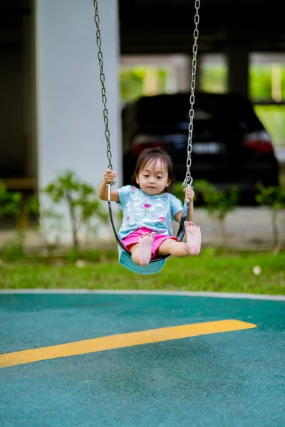 Πολύχρωμη Εξωτερική Παιδική Χαρά Παιδί Παίζει — Φωτογραφία Αρχείου
